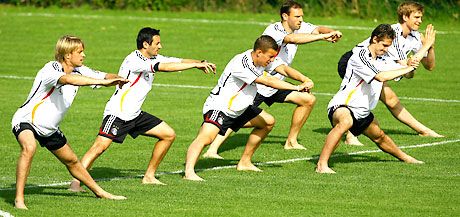 Timo Hildebrand (balra), Olivier Neuville, Lukas Podolski és a többi német futballista tajcsival is hangol a világbajnokságra ? ôk tudják? Timo Hildebrand (balra), Olivier Neuville, Lukas Podolski és a többi német futballista tajcsival is hangol a világbajnokságra ? ôk tudják?