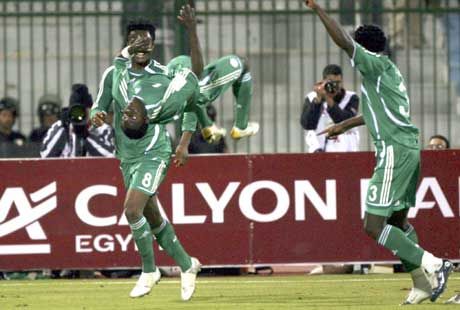 Obafemi Martins a levegôben, mégsem szálltak el a ?szuper sasok? ? Nigéria a csatár duplájával 2?1-re legyôzte Szenegált, és az elsô helyen jutott tovább csoportjából Obafemi Martins a levegôben, mégsem szálltak el a ?szuper sasok? ? Nigéria a csatár duplájával 2?1-re legyôzte Szenegált, és az elsô helyen jutott tovább csoportjából