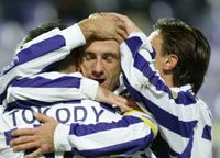 Kovács Zoltán (szemben) ez alkalommal is teljesítette a nézôk óhaját, hiszen lôtt egy gólt