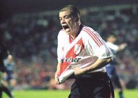 A három meccs után újra eredményes Andrés D&#8217;Alessandro szerezte a River második gólját az Independiente elleni rangadón