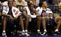 Minden rá van írva Jermaine O&#8217;Neal (balra), Antonio Davis (középen) és Shawn Marion arcára: a Team USA nem hitte el, hogy bárkitôl is kikaphat a világbajnokságon