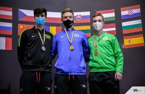 Talabos Attila (középen) először lett aranyérmes a felnőtt országos bajnokságon Forrás: Magyar Országos Korcsolyázó Szövetség