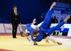 Roland (fehérben) U23-as Európa-bajnoki címet érő dobása Forrás: IJF