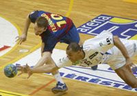 A Fotex KCV&#8211;Barcelona BL-rangadó egyik hôse, a vb-gólkirály Pérez Carlos (fehérben) törött kézközépcsonttal vállalta a sorsdöntô összecsapást (Fotó: M. Németh Péter)