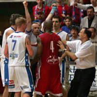 Íme a kulcsmozzanat a harmadik mérkôzésrôl: Szabó játékvezetô magasba emelt öklei Davis kiállítását jelzik (Fotó: Meggyesi Bálint)