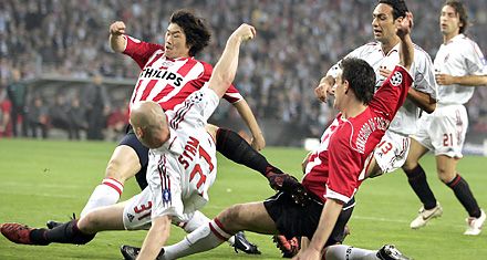 A labdát velünk együtt Stam is hiába keresi, az már elhagyta a csíkos mezes Pak Dzsi Szung lábát - így szerezte meg elsô gólját a PSV