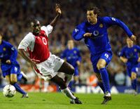 Sol Campbellnek (balra) a piros lapja, Ruud van Nistelrooynak pedig a gólja miatt marad emlékezetes az Arsenal&#8211;Manchester United rangadó (Fotó: Afp)