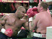 Mike Tyson még véletlenül sem egy &#8222;balossal&#8221;, sokkal inkább egy remek balfelütéssel találja el a dél-afrikai Francois Bothát