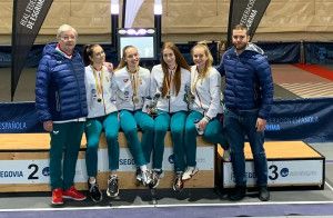 A leány kardválogatott a segoviai junior-világkupaversenyen szerzett aranyérme után a mesterekkel - Gulácsi Ferenc (balról), Bódy Benjamin (jobbról) Forrás: hunfencing.hu