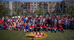 Louis Saha Csepelen játékosok, diákok, edzők és tanárok gyűrűjében Fotó: Steirer Máté