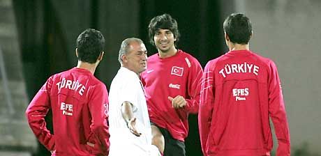 Fatih Terim (középen, fehérben) mosolygósan várja a ma esti meccset, mert tudja, jó formában vannak a játékosai