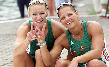 Angyal Zoltánnak (kis képünkön) aligha lesznek nagy gondjai, amíg Janics Natasa (balra) és Kovács Katalin sorra lapátolja az aranyakat(Fotók: Tumbász Hédi)