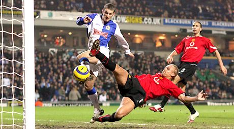 A Blackburn fiatal támadóját, David Bentleyt (balra) sem Wes Brown (középen), sem Rio Ferdinand nem tudta tartani az Ewood Parkban