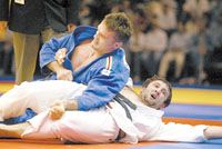 A bronzérmet érô akció: az olimpiai bajnok Kovács Antal (felül) szorításából a grúz Dzsikurauli már nem tud menekülni a düsseldorfi Európa-bajnokságon