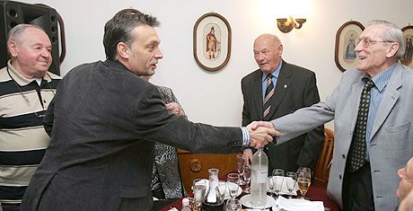 Az Aranycsapat két tagját, Grosics Gyulát (jobbra) és Buzánszky Jenôt (mellette) Orbán Viktor és Kárpáti György (balra) is köszöntötte