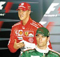 Schumacher (hátul) is meglepôdött, amikor megtudta, hogy Webber mellôle rajtol