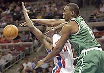 Al Jefferson, a Boston játékosa blokkolja a detroiti Ronald Dupree-t, végeredményben azonban a bajnokcsapat parancsolt megálljt a Celticsnek