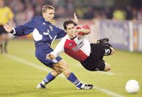 Bodnár László (balra), a Dinamo Kijev magyarja bízik abban, hogy az elsô csata után a visszavágón is küzdhet a Feyenoord ellen (Fotó: Reuters/Michael Kooren)