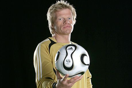 Oliver Kahn kezében a jövô évi vb hivatalos labdája. A tesztek alapján gyanítható, hogy kapusként a Teamgeisttel jobb viszonyban lesz, mint volt a Fevernovával