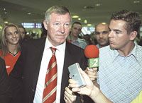 Sir Alex Fergusonnak, a Manchester United menedzserének egy perc nyugta nincs &#8211; folyamatosan faggatják az újságírók (Fotó: Danis Barna)