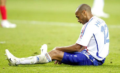 Thierry Henry szomorúsága teljesen érthetô, a francia csapat egy már megnyert mérkôzést engedett ki a kezébôl, és így még van izgulnivalója