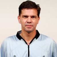 A feltörekvő játékvezetők egyike