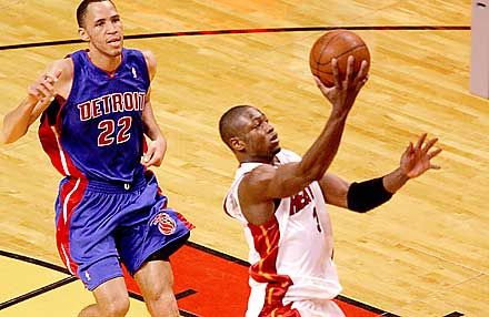 Dwyane Wade (jobbra) erőltette a betöréseket, s ha tehette, ziccert dobott vagy zsákolt (fotók: Reuters)