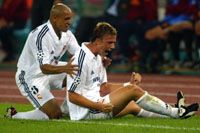 Roberto Carlos (balra) és Guti vezérletével a Real Madrid a Roma után a Milant is szeretné legyôzni Olaszországban