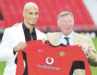 Rio Ferdinand (balra) profikarrierje negyedik klubja lesz a Manchester United (Fotó: Reuters)