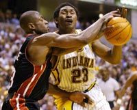 Hiába, aki a nagy Jordan mezszámát viseli, mint Ron Artest (23), annak vezérként is helyt kell állnia