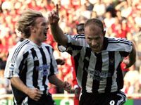 Az Alan Shearer (jobbra) vezette Newcastle United kétgólos elônnyel várhatja az izraeli Bnei Sahnin elleni visszavágót