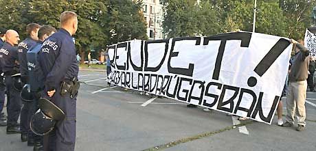 A leginkább szalonképes transzparens a Roosevelt téri szurkolói demonstráción: Rendet a magyar labdarúgásban!