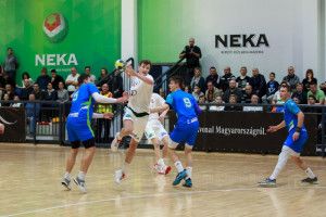 Bálint Bence (fehérben) nyolc gólt szerzett a szlovénok ellen Fotó: Tompos Gábor/NEKA