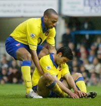 Mester és tanítványa: Henry istápolja a fontos gólt szerzô Reyest