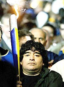 Maradona vitte az ünnepi fáklyát