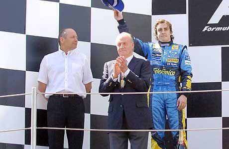 János Károly király 2007-ben már Ron Dennis (balra) és Fernando Alonso közös sikereinek tapsolhat