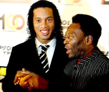 Ronaldinho valóban nagyobb, mint Pelé ? a futballisten szerint négy, szerintünk pedig legalább tizennégy centiméter a különbség