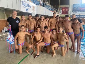 Fazekas Zoltán a cataniai fiatalokkal Forrás: Nuoto Catania