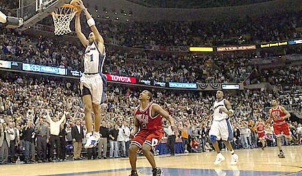 Jared Jeffries megszerzi a mérkőzés utolsó „akciógólját” – tombol az MCI Center közönsége (fotó: Reuters)