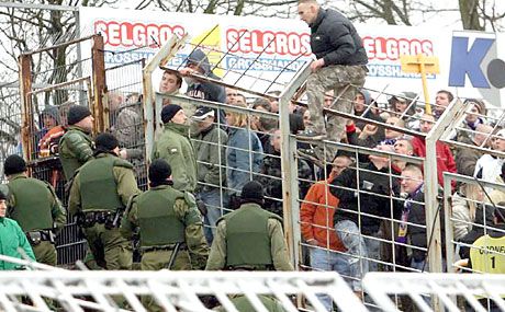 Már a stadionban elkezdôdött a rendôrök és a szurkolók különmeccse