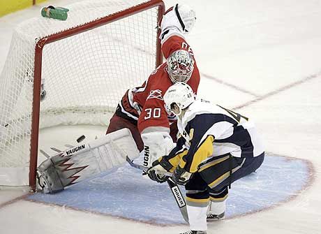 Hiába spárgázott a Hurricanes kapusa, Cam Ward, a Buffalo hokisa, Daniel Briere ütôjérôl a hálóba vágódott a korong ? ez a gól döntötte el a meccset