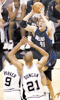 Nowitzki (41) ellenállhatatlanul játszott