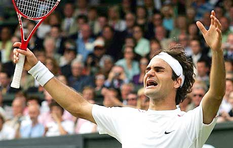 Roger Federer halmozza a rekordokat: sorozatban 48. mérkôzését nyerte meg füvön, ezzel pedig zsinórban a negyedik wimbledoni gyôzelmét szerezte meg, jövôre folytathatja a csúcsok döntögetését