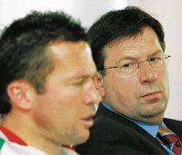 Az MLSZ elnöke, Bozóky Imre (jobbra) most már odafigyel minden szóra, amit Lothar Matthäus kimond