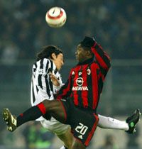 Seedorf (jobbra) sokkal jobban a mezôny fölé nôtt Torinóban, mint képünkön Camoranesi fölé, hiszen két gólt és asszisztot jegyzett