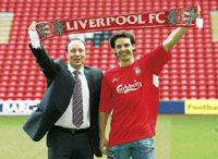 Rafa Benítez (balra) és Fernando Morientes a hét végén már együtt küzd a Liverpool sikeréért