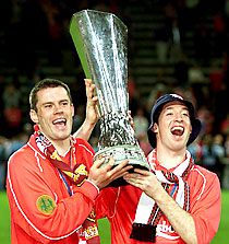 Régi szép idôk: Jamie Carragher (balra) és Robbie Fowler az UEFA-kupával 2001-ben ? Robbie hosszú idô után visszatér a számára oly kedves liverpooli gárdába