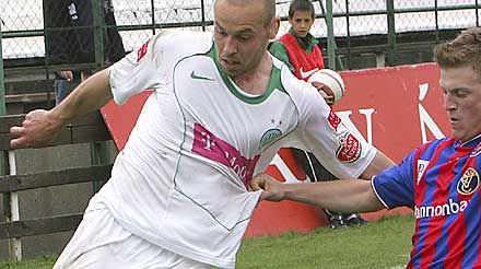 Takács Ákos (balra) boldog, hogy a szurkolók már megismerik az utcán, és amikor beszélgetnek vele, akkor azt mondják, tetszik nekik, ahogy ô küzd a Fradi sikeréért (Fotó: M. Németh Péter)