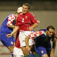 Védô a helyzet magaslatán, vagy ha jobban tetszik, akkor akár azt is írhatnánk, hogy Bodnár László (2) elôtt az ellenfelek támadói olykor meghajolnak (Fotó: M. Németh Péter)