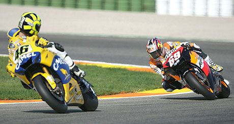 Valentino Rossi (46) pályacsúcsot döntött, Nicky Hayden (69) hiába üldözte ôt